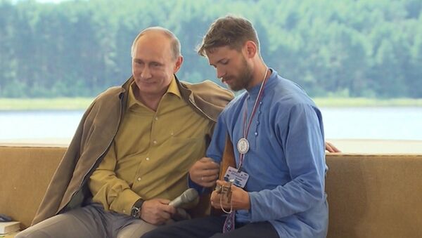 Казак на Селигере спел частушку про Путина и сыграл на балалайке Казак на Селигере спел частушку про Путина и сыграл на балалайке