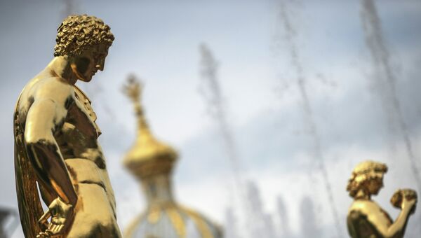 Cкульптуры в государственном музее-заповеднике Петергоф. Архивное фото Cкульптуры в государственном музее-заповеднике Петергоф. Архивное фото