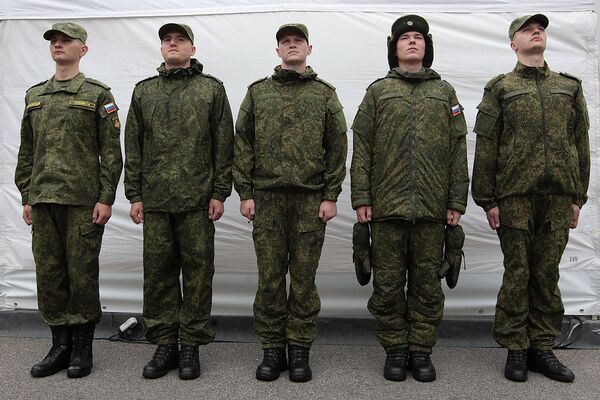 Солдаты-срочники демонстрируют образцы новой военной полевой формы. Солдаты-срочники демонстрируют образцы новой военной полевой формы.