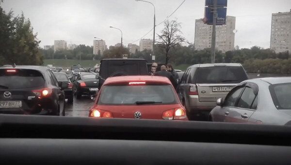 Скриншот с видео Беспредел на дороге после ДТП Бэнтли м252мм99 с YouTube Скриншот с видео Беспредел на дороге после ДТП Бэнтли м252мм99 с YouTube