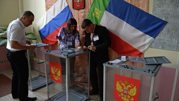 Сотрудники избирательной комиссии опечатывают урны для голосования перед началом выборов губернатора Республики Хакасия в Абакане. Архивное фото Сотрудники избирательной комиссии опечатывают урны для голосования перед началом выборов губернатора Республики Хакасия в Абакане. Архивное фото