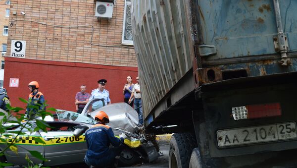 Авария с участием большегруза в центре Владивостока Авария с участием большегруза в центре Владивостока