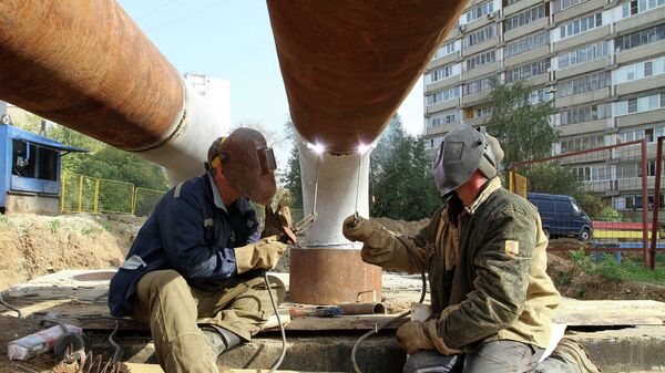 Замена труб на теплотрассе в рамках подготовки к зимнему отопительному сезону в Москве Замена труб на теплотрассе в рамках подготовки к зимнему отопительному сезону в Москве