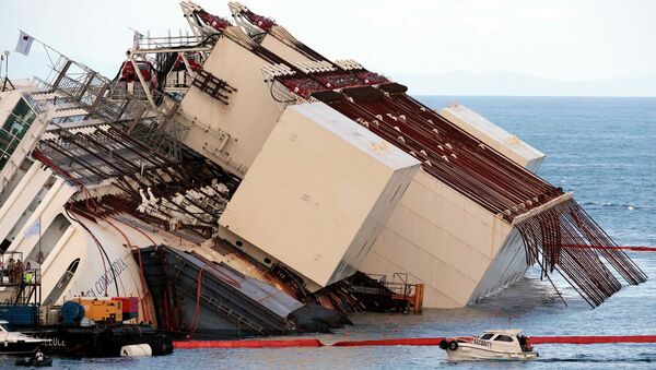 Операция по подъему круизного лайнера Costa Concordia. Архивное фото Операция по подъему круизного лайнера Costa Concordia. Архивное фото