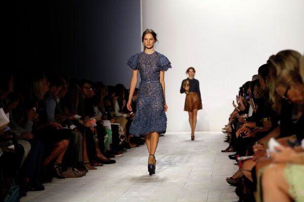 Показ весенне-летней коллекции Michael Kors на Неделе моды в Нью-Йорке Показ весенне-летней коллекции Michael Kors на Неделе моды в Нью-Йорке
