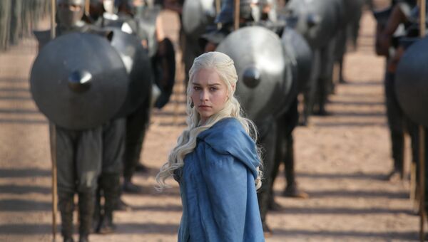 Эмилия Кларк в роли Дэйнерис Таргариен в сериале Игра престолов Эмилия Кларк в роли Дэйнерис Таргариен в сериале Игра престолов