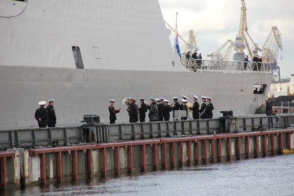 ВМС Нидерландов доставили в Санкт-Петербург Домик Петра Первого. Фото с места события ВМС Нидерландов доставили в Санкт-Петербург Домик Петра Первого. Фото с места события