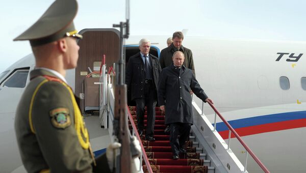 Президент России Владимир Путин (в центре) в аэропорту Гродно. Фото с места события Президент России Владимир Путин (в центре) в аэропорту Гродно. Фото с места события