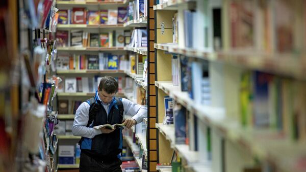 Покупатель в книжном магазине. Архивное фото Покупатель в книжном магазине. Архивное фото
