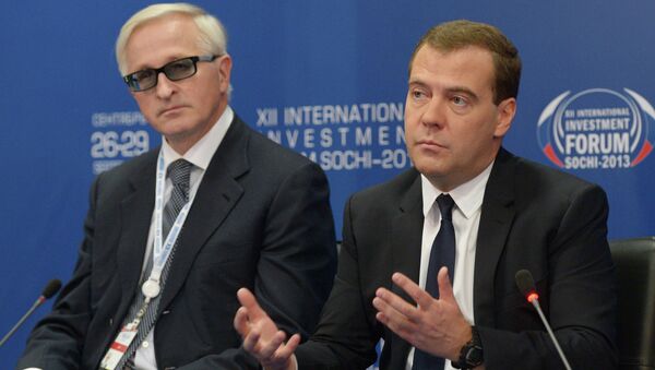 Председатель правительства РФ Дмитрий Медведев принимает участие в работе круглого стола в рамках XII Международного инвестиционного форума Сочи-2013. Председатель правительства РФ Дмитрий Медведев принимает участие в работе круглого стола в рамках XII Международного инвестиционного форума Сочи-2013.
