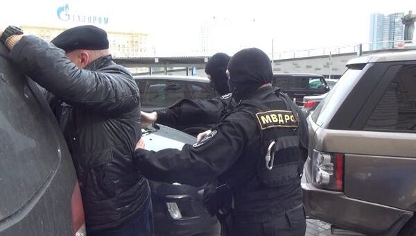 Полиция задержала предполагаемых торговцев должностями. Оперативные кадры Полиция задержала предполагаемых торговцев должностями. Оперативные кадры
