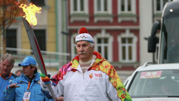 Актер Владимир Зельдин во время эстафеты Олимпийского огня в Москве Актер Владимир Зельдин во время эстафеты Олимпийского огня в Москве