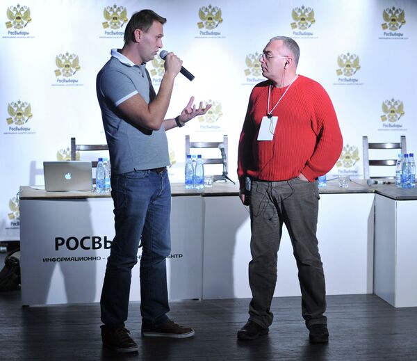 Блогер Алексей Навальный и журналист Павел Лобков Блогер Алексей Навальный и журналист Павел Лобков