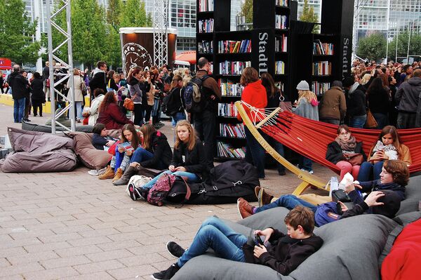 Посетители Франкфуртской книжной ярмарки на центральной площади выставочного комплекса Посетители Франкфуртской книжной ярмарки на центральной площади выставочного комплекса