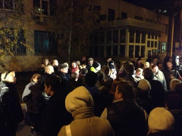 Жители Бирюлево около управы на несанкционированном митинге Жители Бирюлево около управы на несанкционированном митинге
