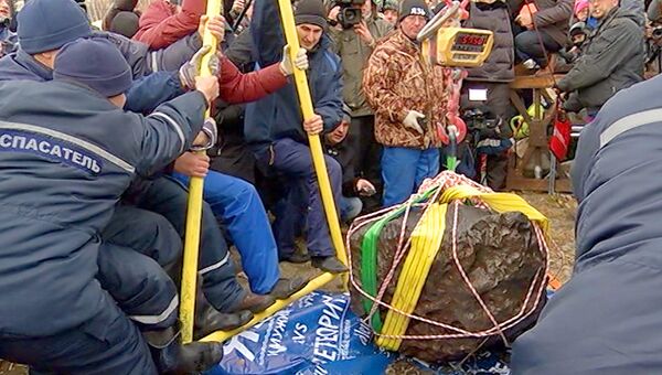Весы сломались при взвешивании поднятого со дна озера Чебаркуль метеорита Весы сломались при взвешивании поднятого со дна озера Чебаркуль метеорита