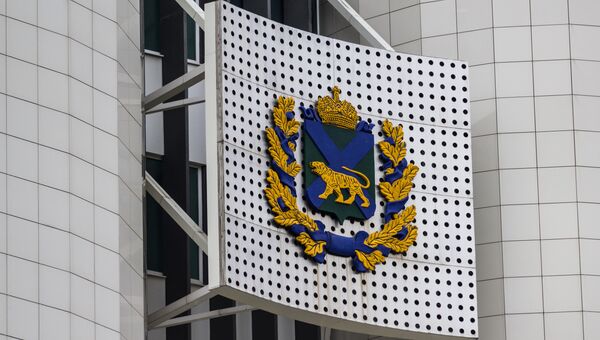 Герб Приморья на здании администрации края. Архивное фото. Герб Приморья на здании администрации края. Архивное фото.