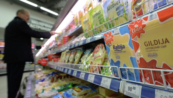 Литовская молочная продукция в супермаркете. Архивное фото Литовская молочная продукция в супермаркете. Архивное фото