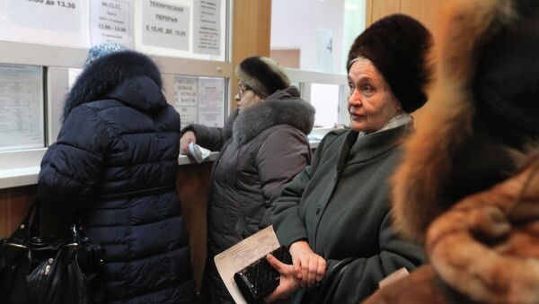 Женщина ожидает своей очереди в расчетно-кассовом центре ООО Тепловодоканал города Тары Омской области Женщина ожидает своей очереди в расчетно-кассовом центре ООО Тепловодоканал города Тары Омской области