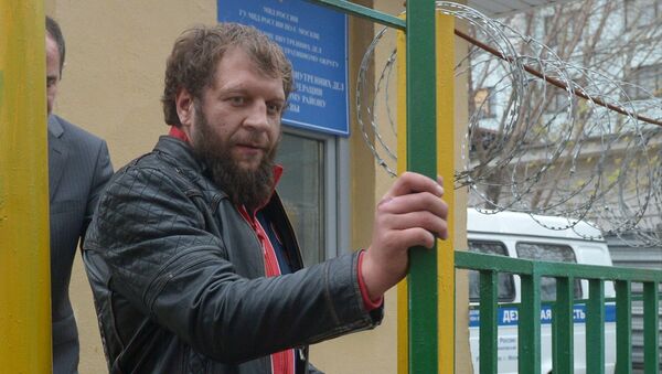 Александр Емельяненко у здания ОВД Даниловского района Москвы. Архивное фото Александр Емельяненко у здания ОВД Даниловского района Москвы. Архивное фото