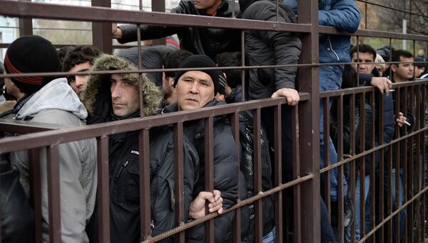 Граждане иностранных государств стоят в очереди в центральное отделение УФМС РФ по Москве. Архивное фото Граждане иностранных государств стоят в очереди в центральное отделение УФМС РФ по Москве. Архивное фото
