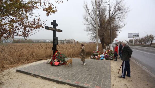 На месте теракта в Волгограде установили крест, фото с места события На месте теракта в Волгограде установили крест, фото с места события