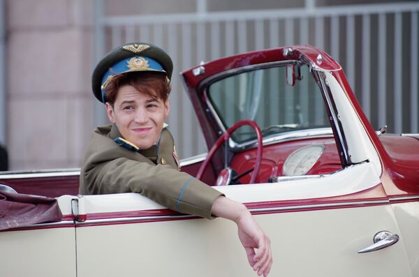 Василия Сталина показывали в сериале на протяжении всей его жизни. Его сыграл актер Гела Месхи Василия Сталина показывали в сериале на протяжении всей его жизни. Его сыграл актер Гела Месхи