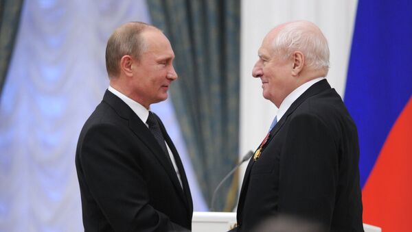 Президент России Владимир Путин (слева) и режиссер Марк Захаров во время церемонии вручения государственных наград в Кремле Президент России Владимир Путин (слева) и режиссер Марк Захаров во время церемонии вручения государственных наград в Кремле