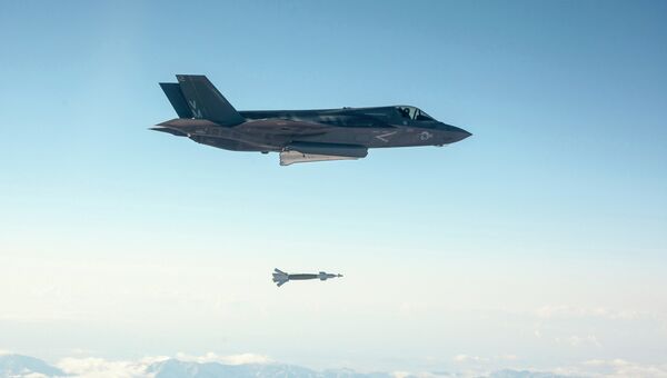 Бомбардировщик США F-35 в ходе испытаний в Калифорнии сбросил бомбу Бомбардировщик США F-35 в ходе испытаний в Калифорнии сбросил бомбу