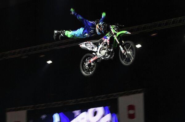 Участник мотошоу Nitro Circus Live во время выступления Участник мотошоу Nitro Circus Live во время выступления