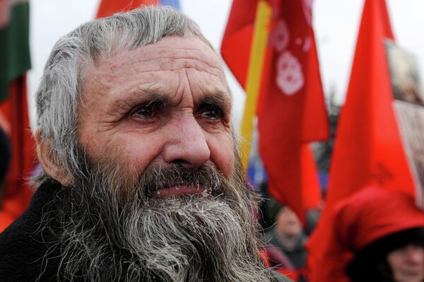 Участник митинга КПРФ в честь годовщины Октябрьской революции Участник митинга КПРФ в честь годовщины Октябрьской революции