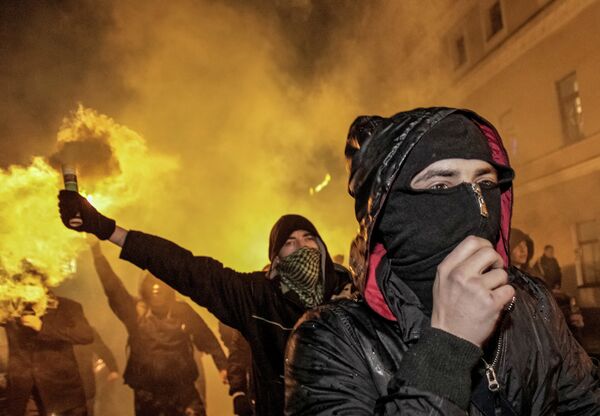 Участники несанкционированного шествия анархистов в годовщину Октябрьской революции Участники несанкционированного шествия анархистов в годовщину Октябрьской революции