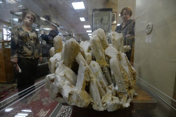 Самая крупная в мире друза данбурита в Центральном сибирском геологическом музее Самая крупная в мире друза данбурита в Центральном сибирском геологическом музее