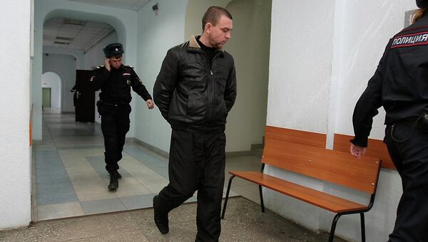Экс-инспектор ДПС Алексей Мозго в сопровождении сотрудников полиции, событийное фото Экс-инспектор ДПС Алексей Мозго в сопровождении сотрудников полиции, событийное фото