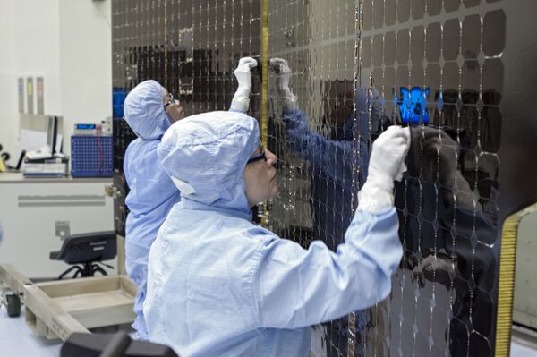 Предполетная подготовка зонда MAVEN в космическом центре NASA имени Кеннеди. Предполетная подготовка зонда MAVEN в космическом центре NASA имени Кеннеди.