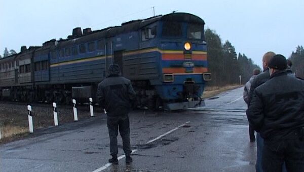 Поезд в Костромской области остановили для задержания вымогателя Поезд в Костромской области остановили для задержания вымогателя
