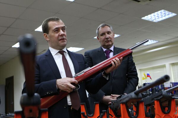 Председатель правительства РФ Дмитрий Медведев осматривает образцы стрелкового оружия российского производства Председатель правительства РФ Дмитрий Медведев осматривает образцы стрелкового оружия российского производства