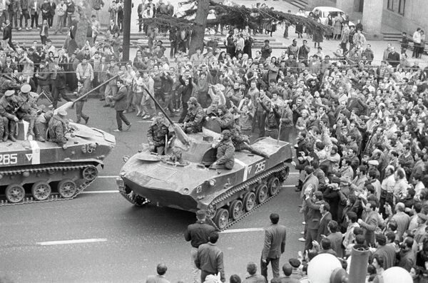Архив. Участники несанкционированного митинга у Дома правительства в Тбилиси в ночь с 8 на 9 апреля 1989 года. Архив. Участники несанкционированного митинга у Дома правительства в Тбилиси в ночь с 8 на 9 апреля 1989 года.