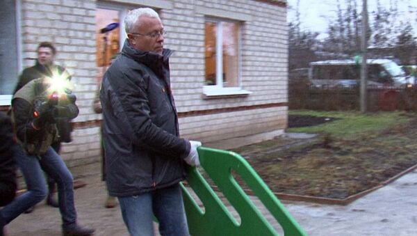 Наказанный за драку с Полонским банкир Лебедев собрал качели в детсаду Наказанный за драку с Полонским банкир Лебедев собрал качели в детсаду