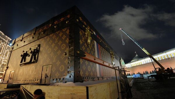Демонтаж павильона-чемодана Louis Vuitton на Красной площади Демонтаж павильона-чемодана Louis Vuitton на Красной площади