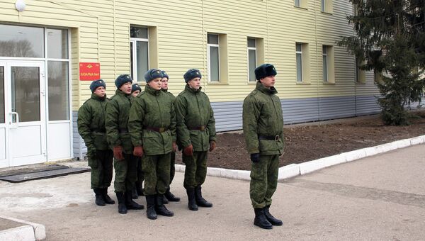 Военные Шиловского гарнизона у одной из отремонтированных казарм. Архивное фото Военные Шиловского гарнизона у одной из отремонтированных казарм. Архивное фото