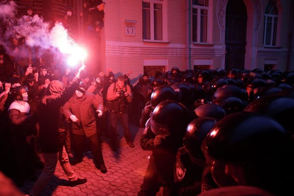 Митингующие жгут фаеры возле здания администрации президента Украины Митингующие жгут фаеры возле здания администрации президента Украины