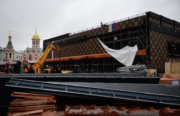 Демонтаж павильона-чемодана Louis Vuitton на Красной площади Демонтаж павильона-чемодана Louis Vuitton на Красной площади