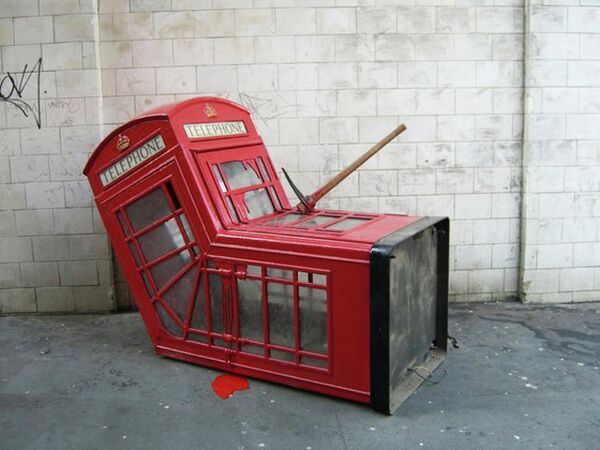 Бэнкси Труп телефонной будки (Banksy London Phone Booth), 2006 Бэнкси Труп телефонной будки (Banksy London Phone Booth), 2006