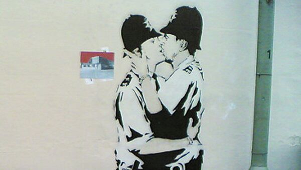 Бэнкси Целующиеся констебли Banksy Kissing Policemen Бэнкси Целующиеся констебли Banksy Kissing Policemen