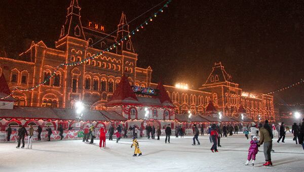 Каток перед ГУМом. Архивное фото Каток перед ГУМом. Архивное фото