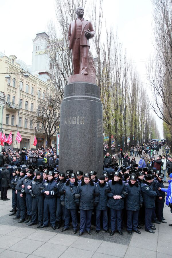 Сотрудники правоохранительных органов у памятника Ленину на Бессарабской площади Киева. 1 декабря Сотрудники правоохранительных органов у памятника Ленину на Бессарабской площади Киева. 1 декабря