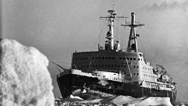 Атомный ледокол Ленин во льдах Арктики. Архивное фото Атомный ледокол Ленин во льдах Арктики. Архивное фото