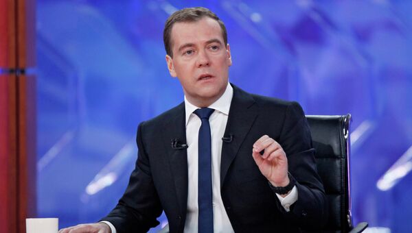 Дмитрий Медведев отвечает на вопросы во время встречи в прямом эфире с представителями федеральных телеканалов в студии телецентра Останкино Дмитрий Медведев отвечает на вопросы во время встречи в прямом эфире с представителями федеральных телеканалов в студии телецентра Останкино