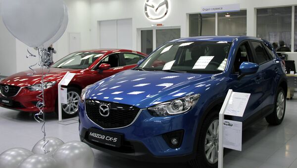 Автомобили Mazda-6 и Mazda-CX-5. Архивное фото Автомобили Mazda-6 и Mazda-CX-5. Архивное фото